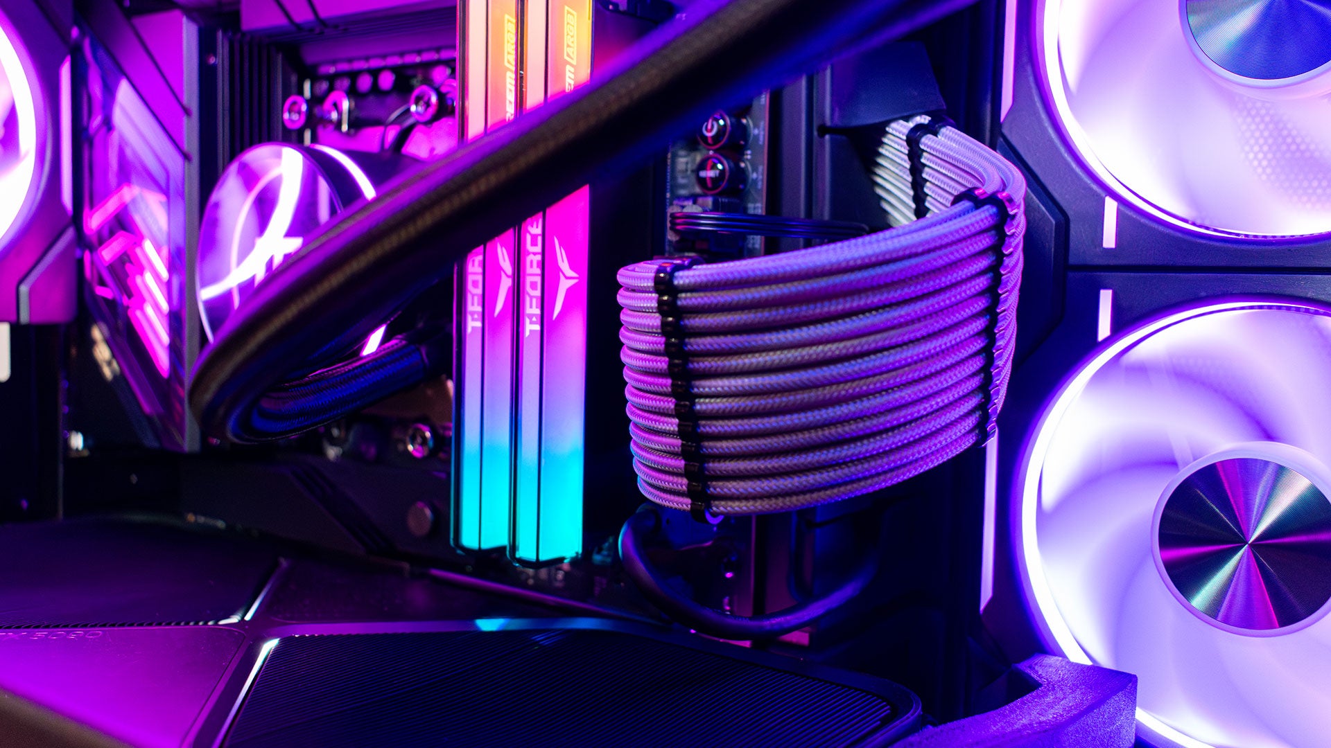 Maingear Rush interior view