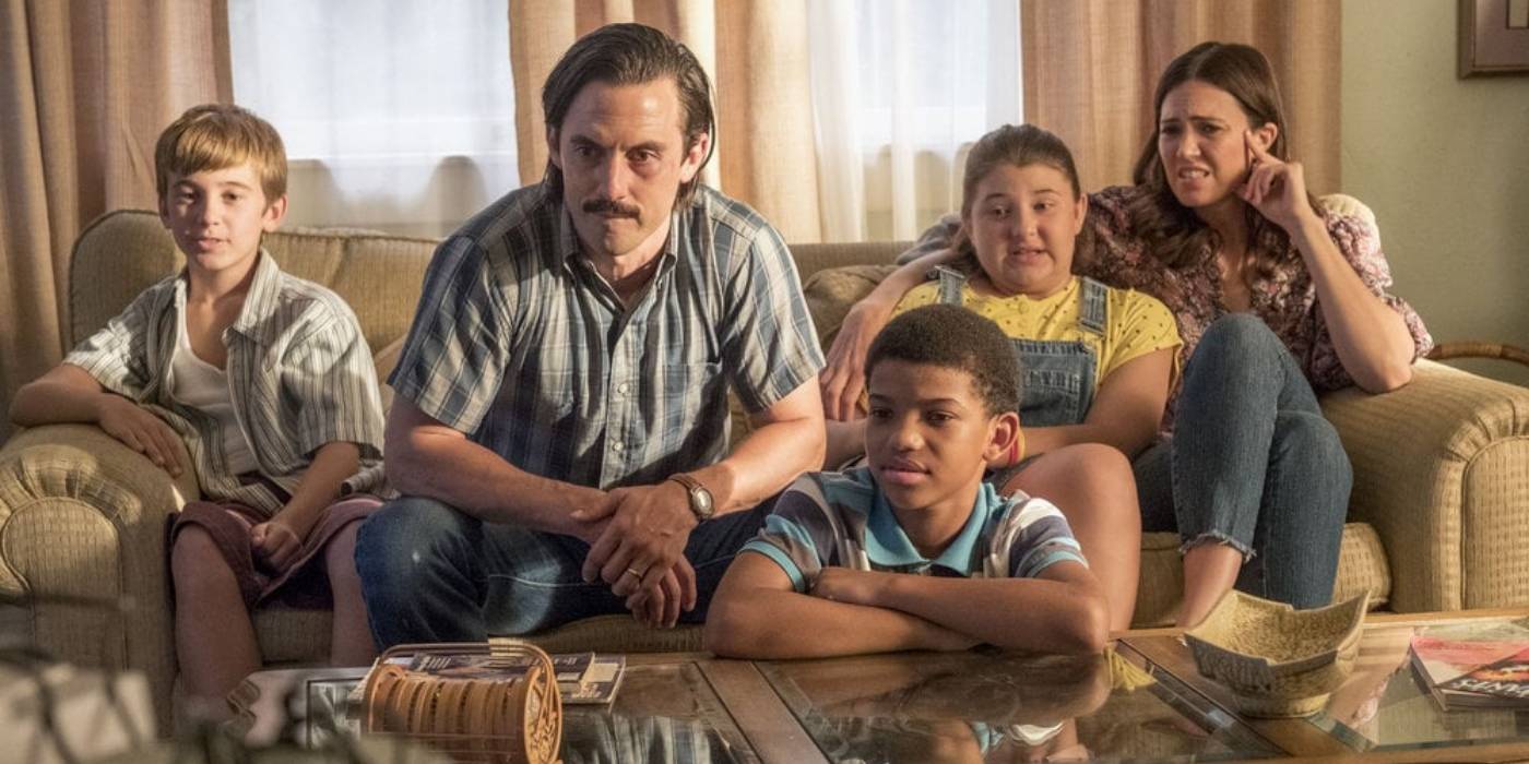 The Pearson family gathers to watch television in This Is Us