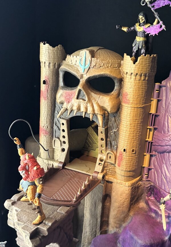 Snake Mountain playset features
